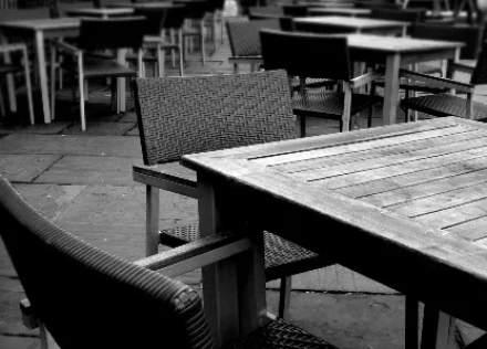 Ein paar Sessel und Tische.