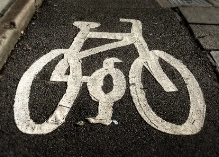 Das Foto eines Fahrradweges.